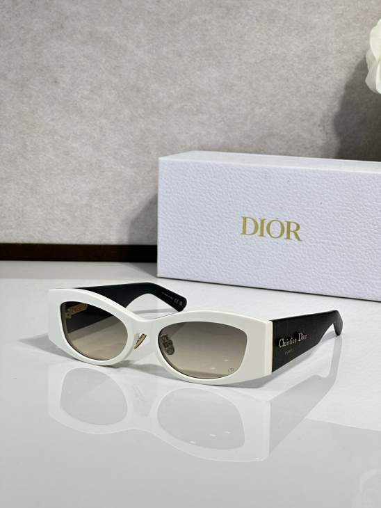 Picture of Dior Sunglasses _SKUfw77097926fw